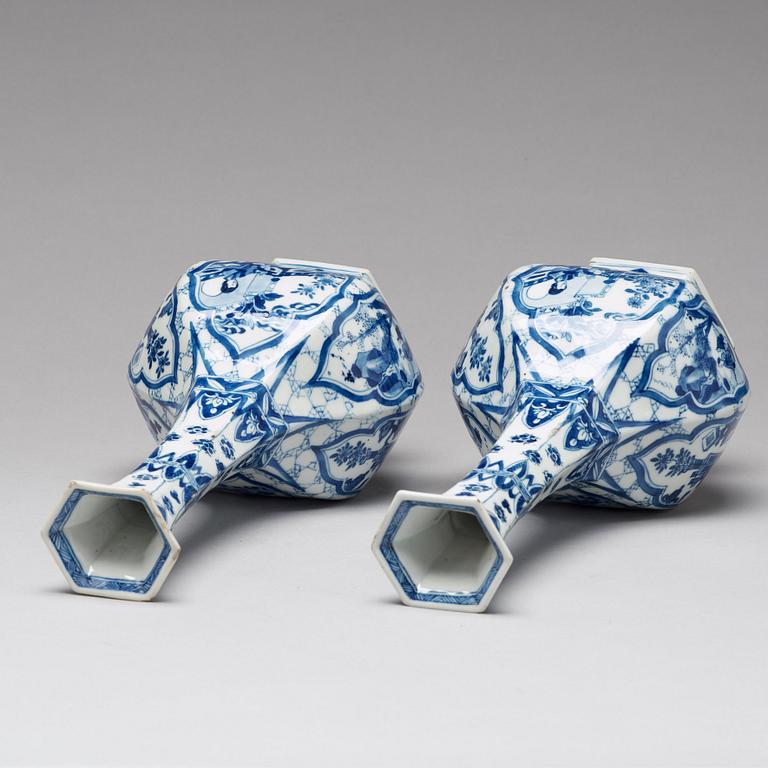 A pair of blue and white hexagonal vases, Qing dynasty, Kangxi (1662-1722).