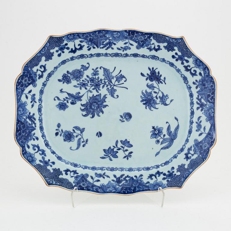 A blue and white serving dish, Qing dynasty, Qianlong (1736-95).