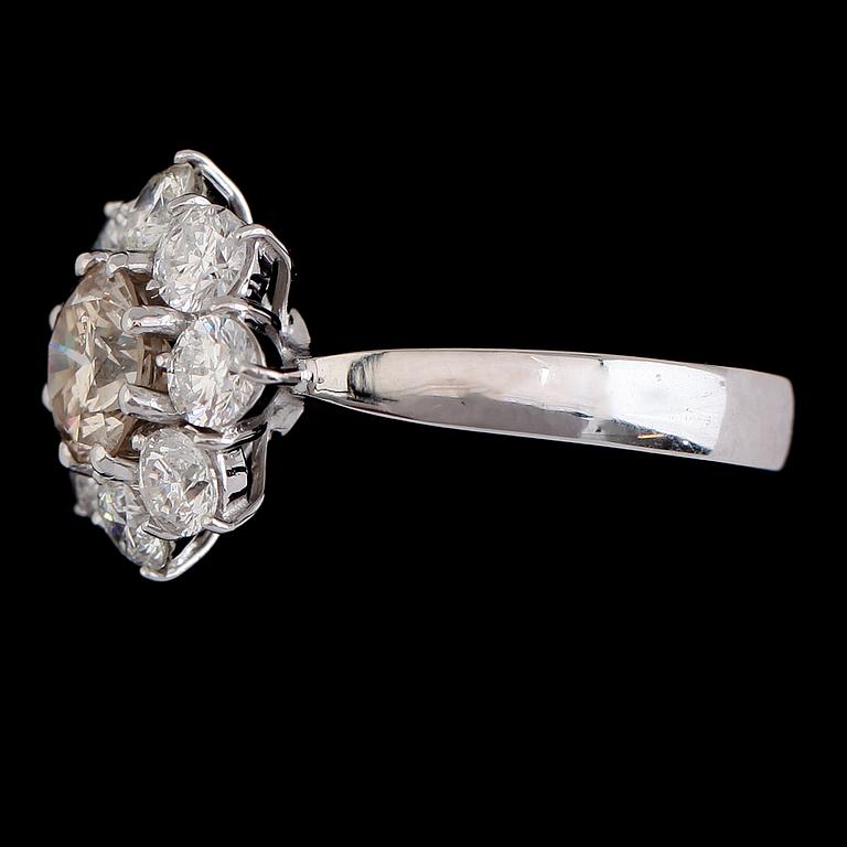 RING, 18 k vitguld, briljantslipade diamanter tot ca 2.88 ct. Vikt ca 5,5 g.