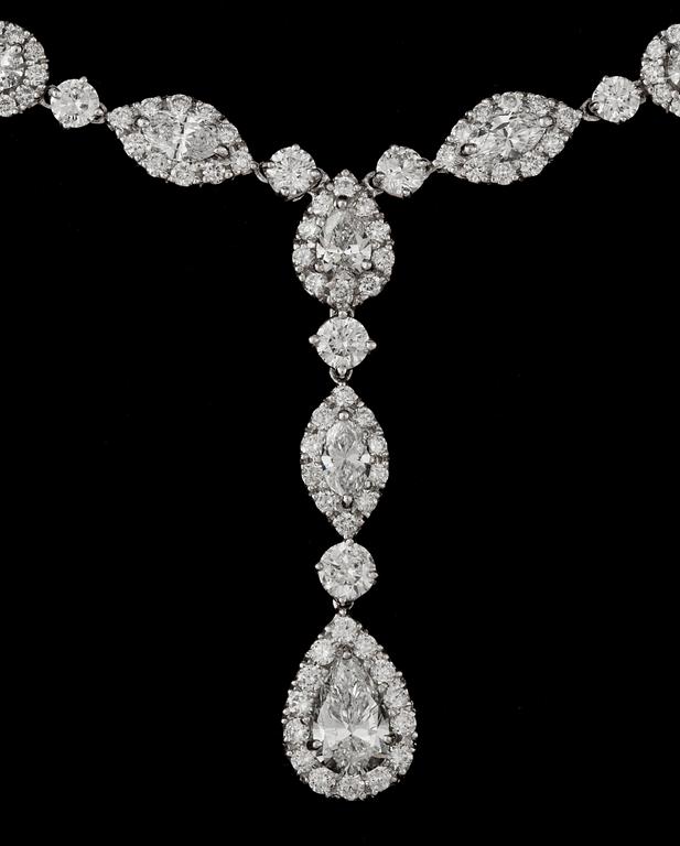 A long drop- and brilliant cut diamond necklace, tot. 25.54 cts.