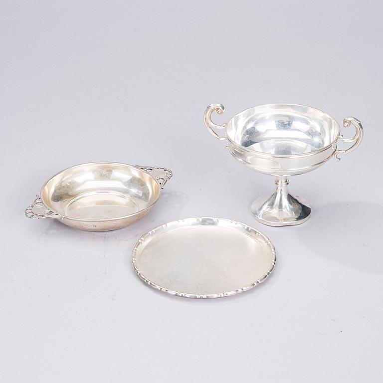 SKÅLAR, 2 st, och FAT, silver, London, bl a Carrington & Co, och Helsingfors, 1900-talets första hälft. Totalvikt 407 g.