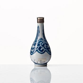 Two blue and white vases, Qing dynasty, Kangxi (1662-1722).