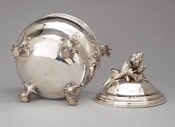 TERRIN MED LOCK. Frankrike, 1740-tal. Louis XV.