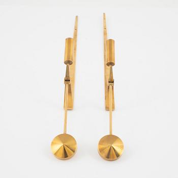 Pierre Forsell, lampetter, "Pendeln", ett par, samt ljusstakar, ett par, Skultuna.