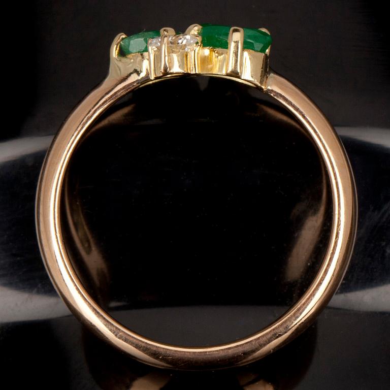 RING, guld 18K med diamanter 2 x 0,15 ct. och 2 smaragder tot. ca 0,80 ct. Finska stämplar 1927. Vikt 6 g.