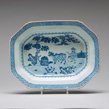 A blue and white serving dish, Qing dynasty, Qianlong (1736-95).