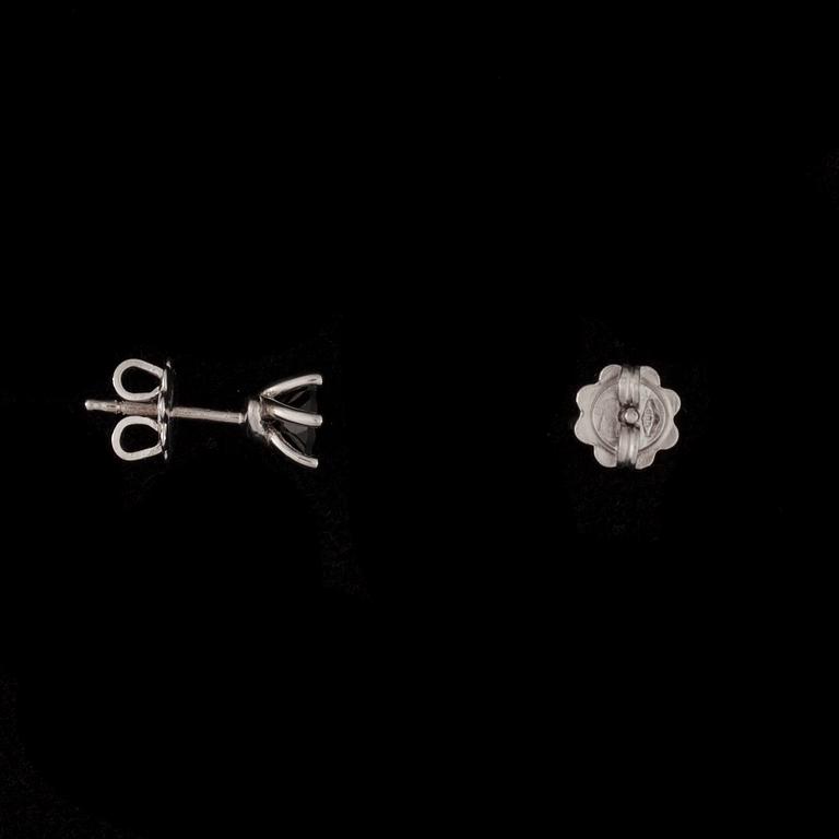 KORVAKORUT, 14K valkokultaa, vihreät turmaliinit. Paino n. 2,0 g.