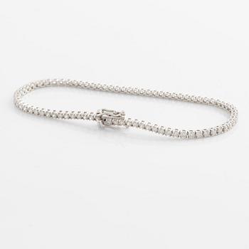 Tennis bracelet with brilliant-cut diamonds.