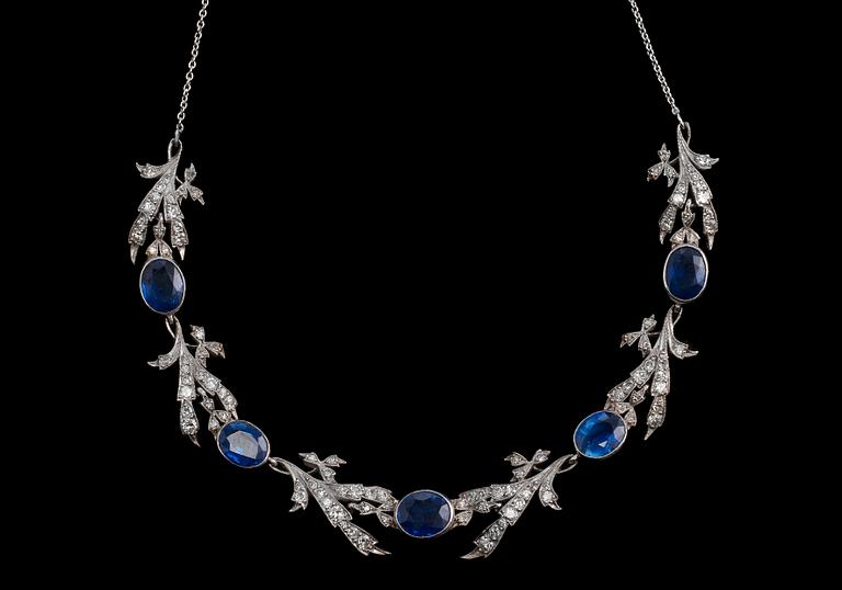 A NECKLACE, 8/8 cut diamonds c. 0.90 ct. Sapphires c. 5.00 ct. Platinum. H. Grün Helsinki 1938. Weight 12,2 g.