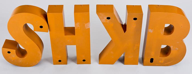 SKYLTBOKSTÄVER, 4 delar, lackerad plåt, 2000-tal.