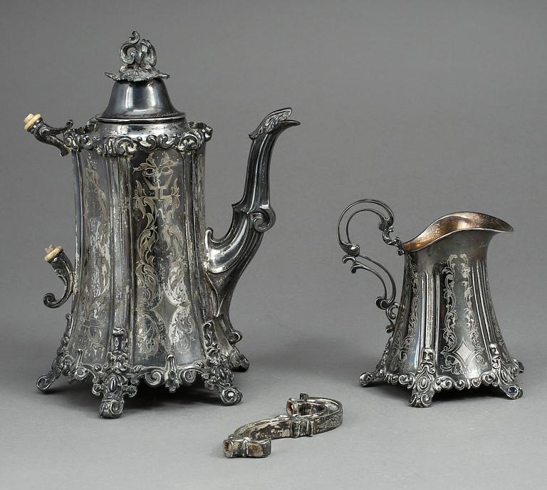 KANNA OCH GRÄDDKANNA, silver, Gustaf Möllenborg Feron, Stockholm bla 1860. Total vikt ca 1266 gram.