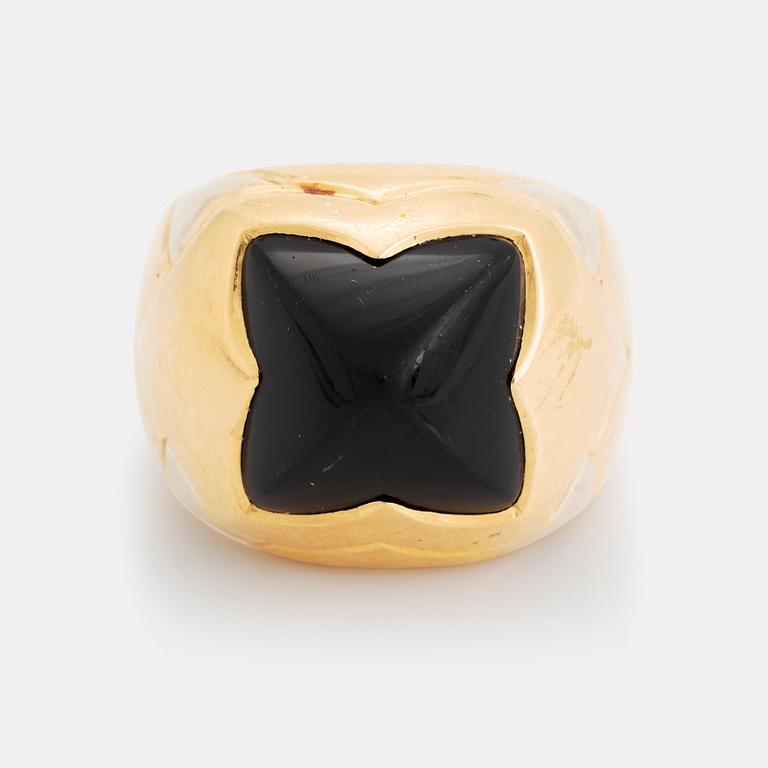 An 18K gold and onyx Bulgari ring.