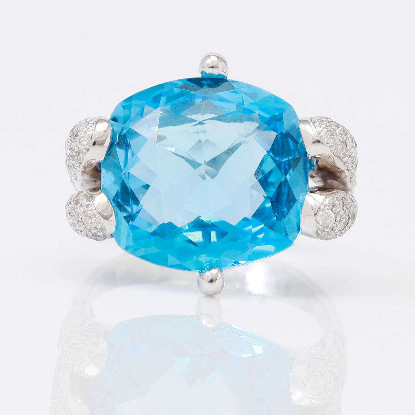 RING, blå topas samt diamanter.