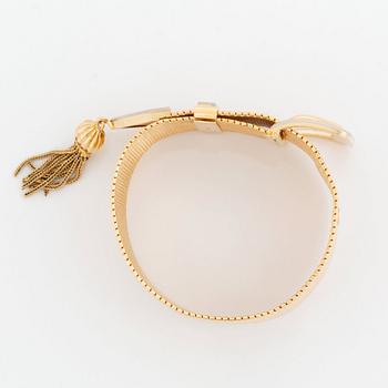 An 18K gold bracelet.