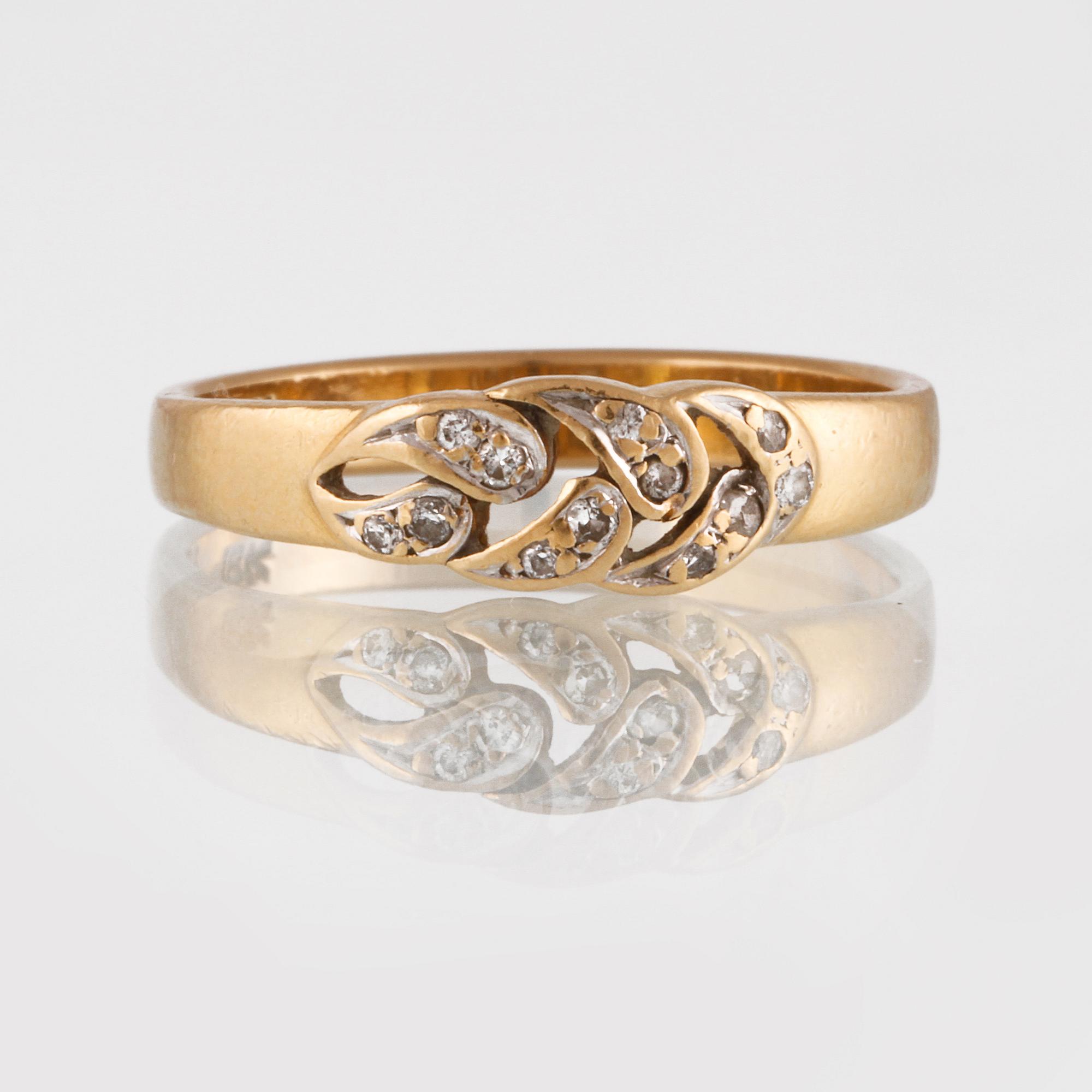 RING, 18K guld med små briljantslipade diamanter. Vikt 3,7 gram.