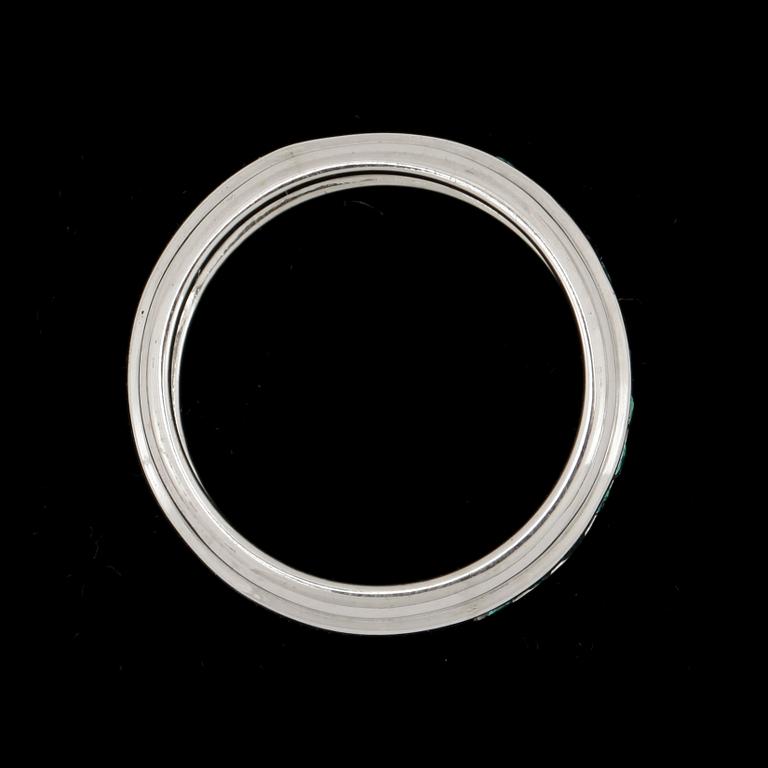 RING, 18k vitguld med 16 smaragder. Vikt ca 7,7 gram.