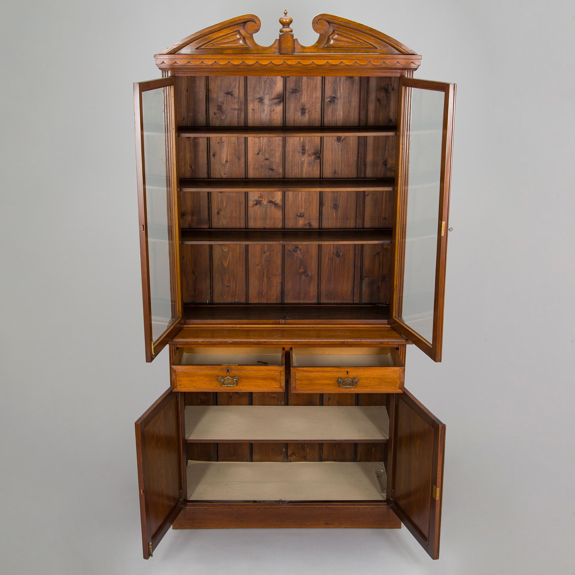 Vitrinskåp, 1900-talets första hälft.