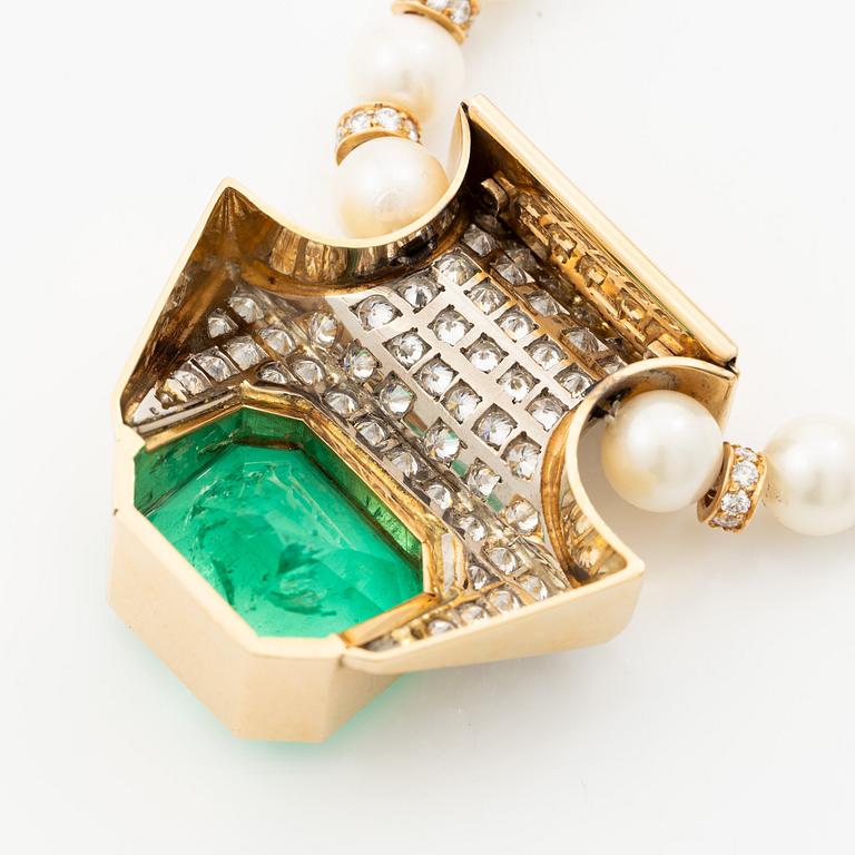 Kristian Nilsson, collier odlade pärlor och 18K guld med fasettslipad smaragd samt rundabriljantslipade diamanter.