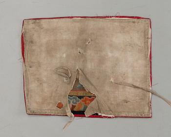 SADELTÄCKE, Tibet, 1900-talets första hälft. Ca 75X60 cm.
