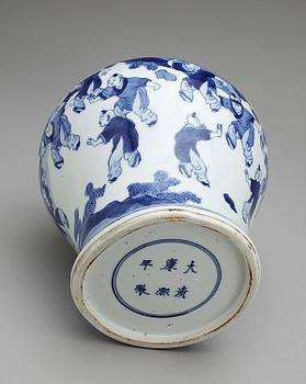 VAS, porslin, Kangxistil, Kina, 1800-tal.