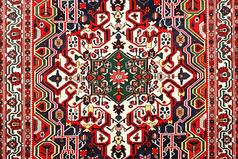 A Bakhtiari carpet a. 310 x 211 cm.