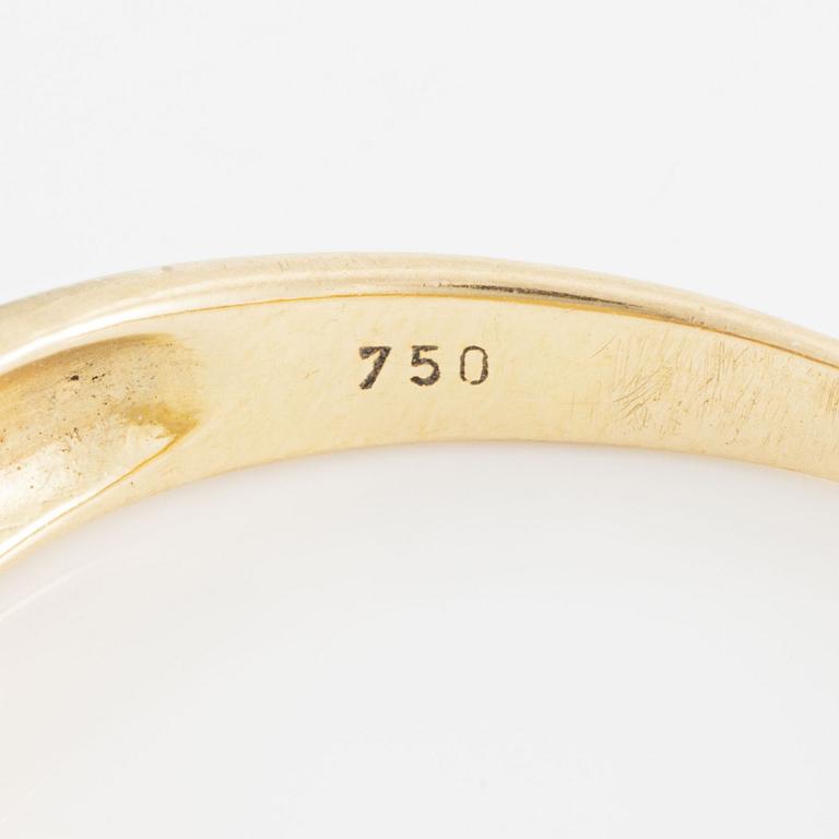 Ring in 18K gold set with carré-cut rubies and brilliant-cut diamonds.