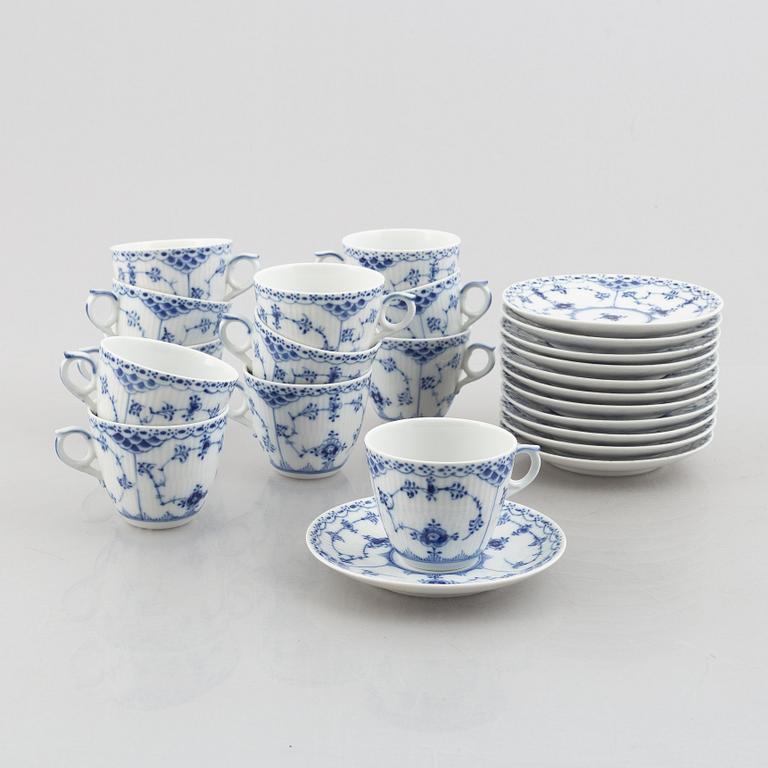 Kaffekoppar med fat, 12 stycken, porslin, "Musselmalet halvblond" modell 719, 1959.