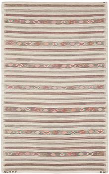 916. RUG. "Åkerbär, ljus". Tapestry weave (Gobelängteknik). 199 x 125 cm. Signed AB MMF BN.