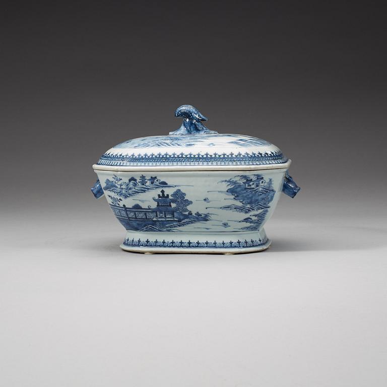 A blue and white tureen with cover, Qing dynasty, Qianlong (1736-95).