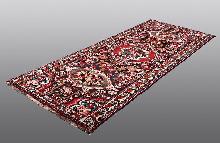 A RUNNER, Bakhtiari, ca 318 x 123 cm.