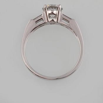 RING, 18K vitguld med briljantslipad diamant ca 1.05 ct samt 2 baguettslipade diamanter ca 0.17 ct. Vikt 3,2 gram.
