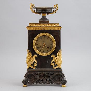 An early 20th Century mantle clock.