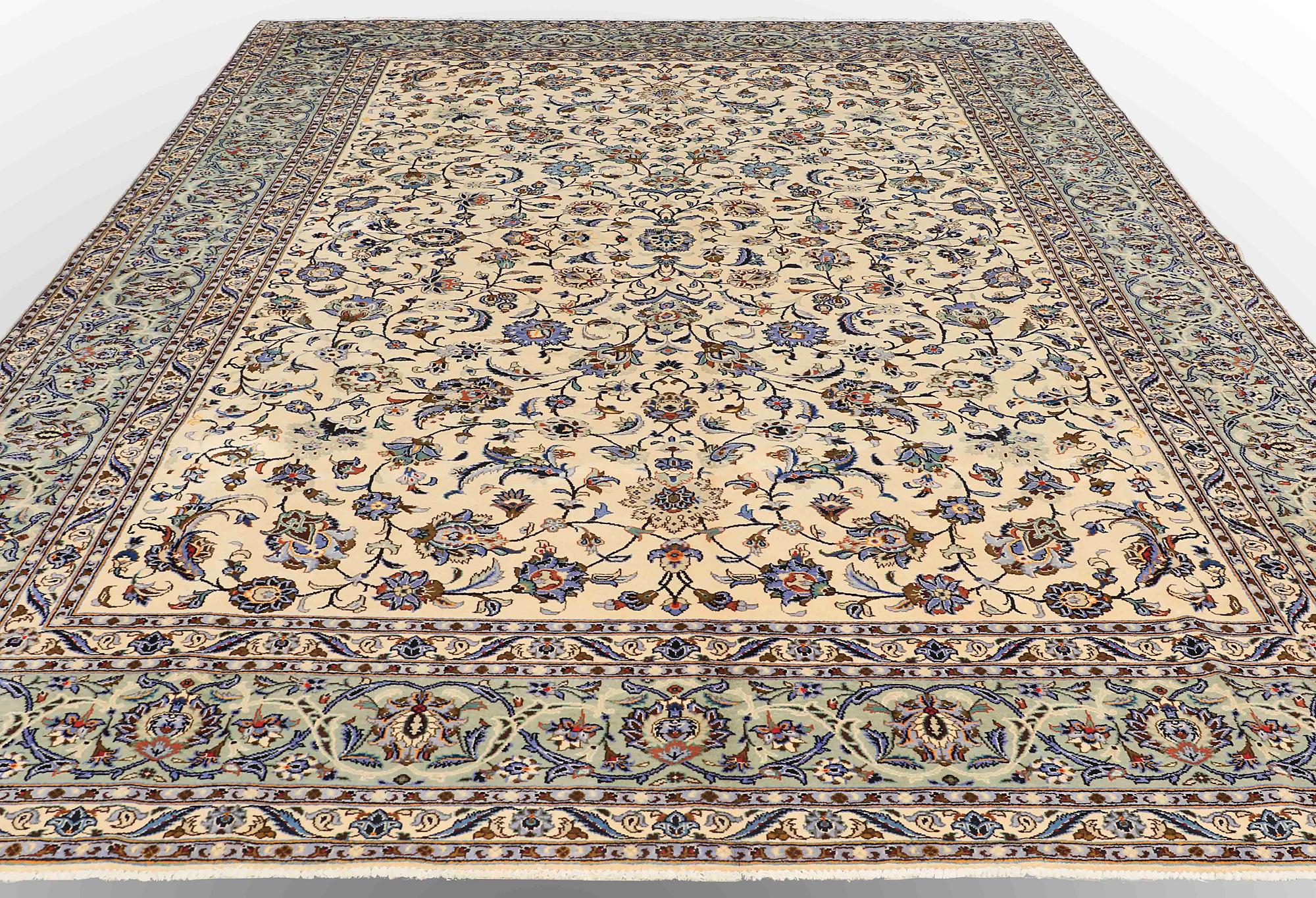 A carpet, Kashan, ca 474 x 320 cm.