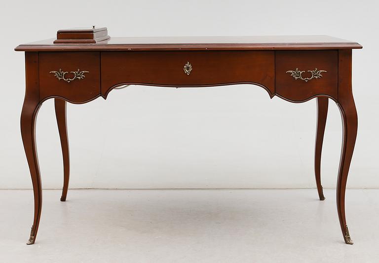 SKRIVBORD, rokokostil, 1900-talets andra hälft.