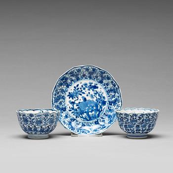 Six (2+2+2) blue and white cups with five (2+2+1) dishes, Qing dynasty, Kangxi (1662-1722).