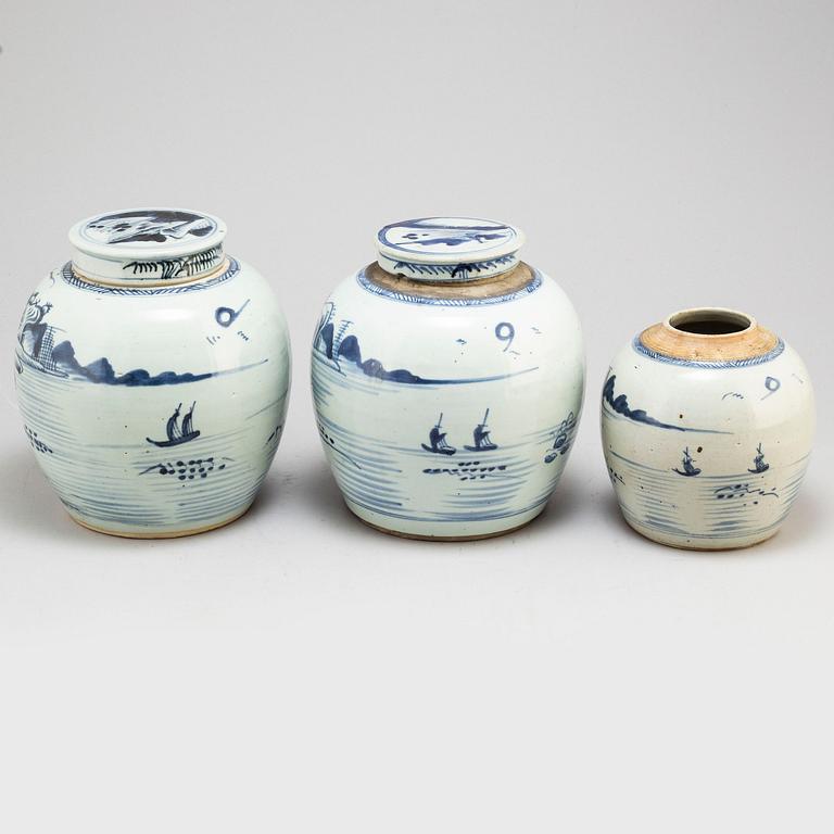 Three blue and white jars with two covers, Qing dynasty, 19th century.