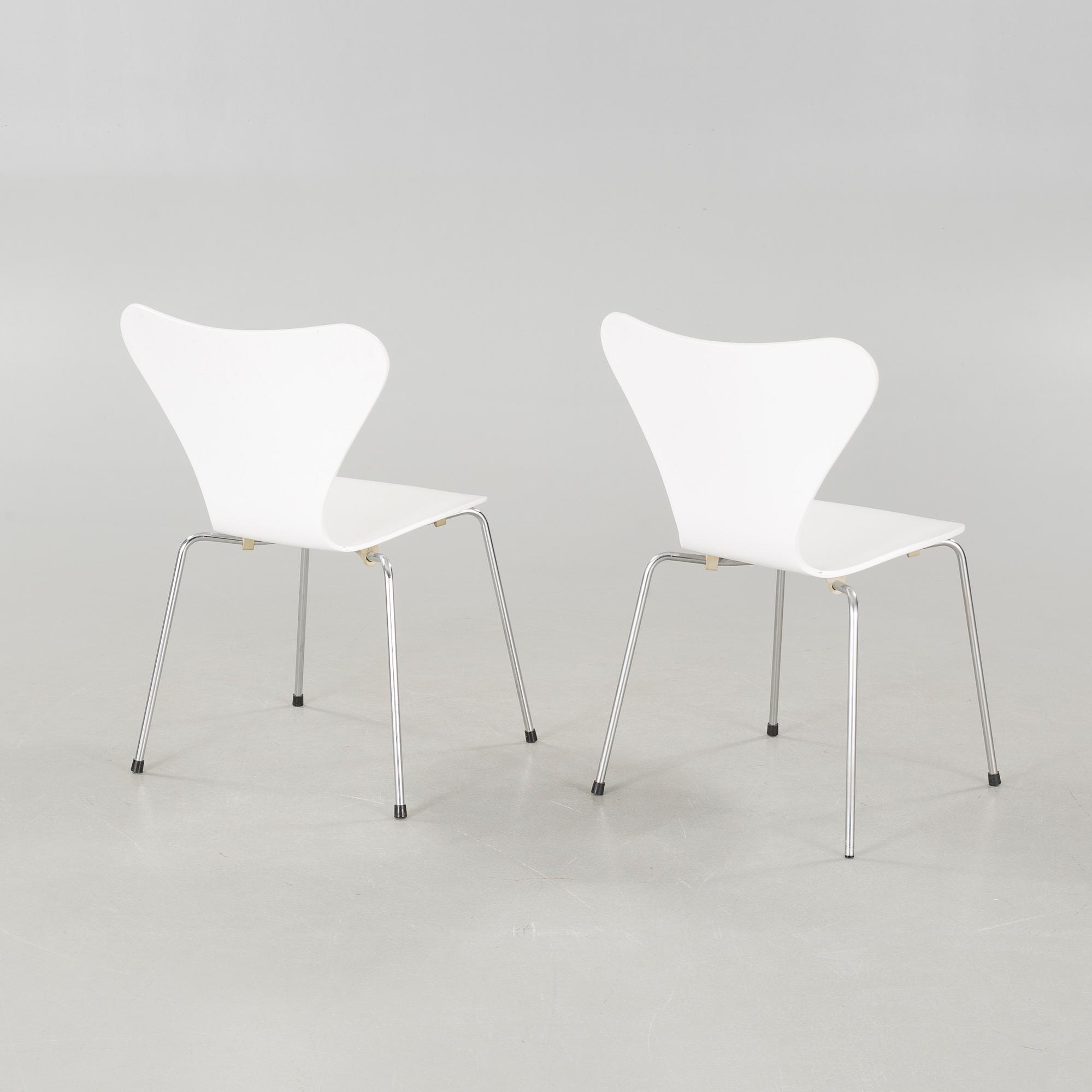 A pair of "Sjuan" chairs by Arne Jacobsen for Fritz Hansen, dated 1987.