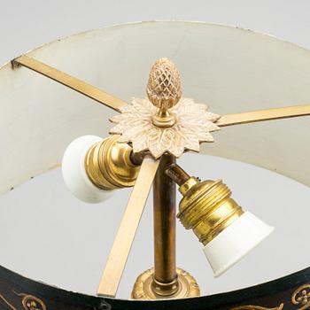 AN EMPIRE STYLE TABLE LAMP.