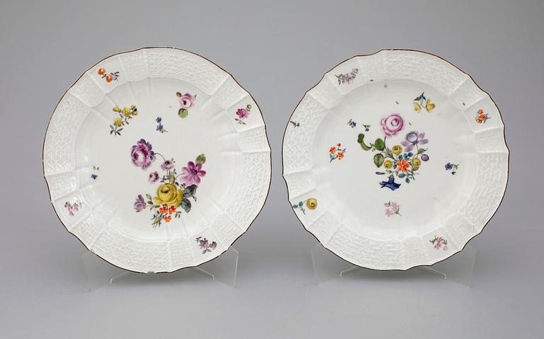 TALLRIKAR, 2 st, porslin, Meissen, 1700-tal.