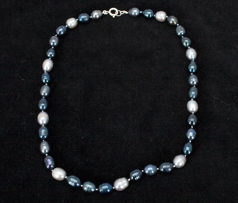 PÄRLHALSBAND, sötvattenspärlor och silver.
