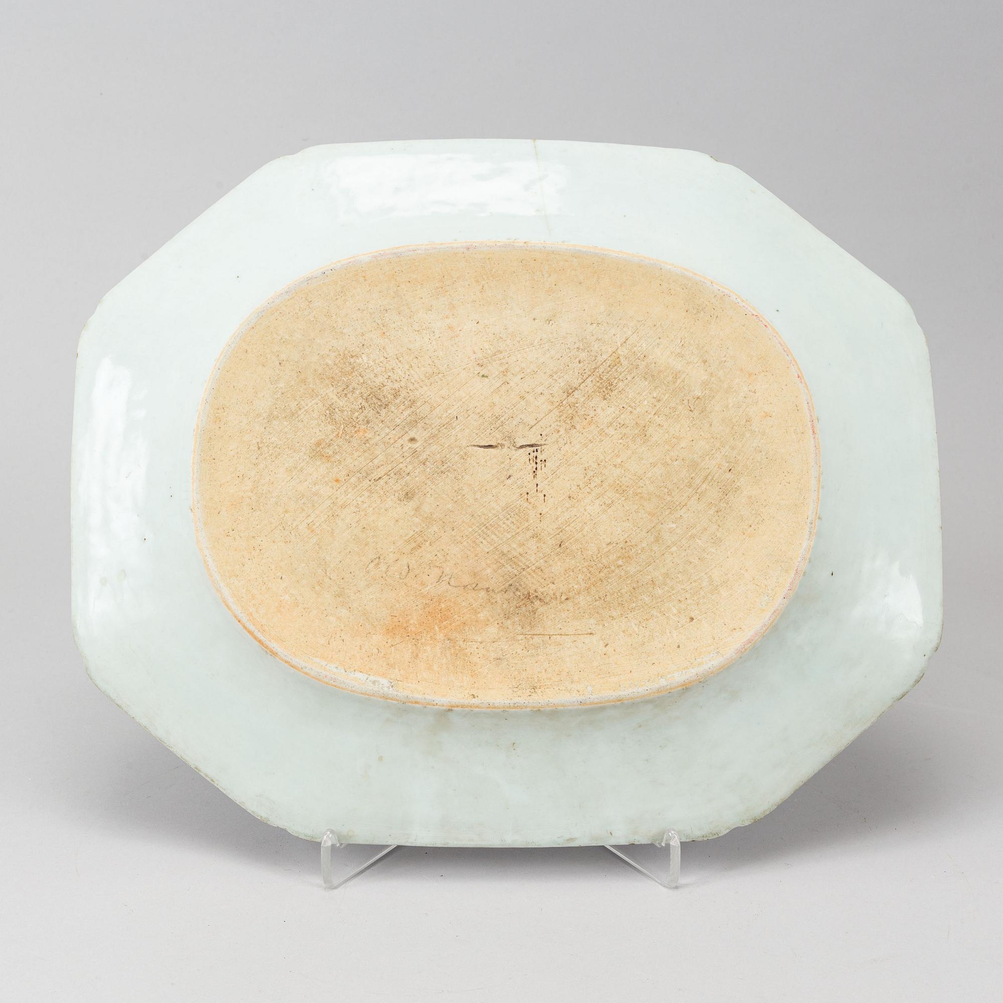 Stekfat samt terrinfat, kompaniporslin. Qingdynastin, Qianlong (1736-95).