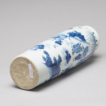 A blue and white Transitional "Rolwagen" vase, 17th Century.