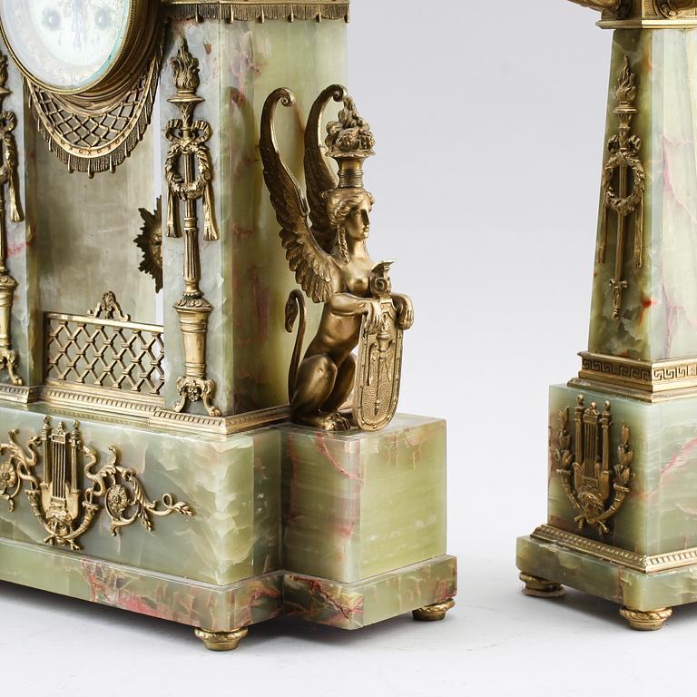 KLOCKGARNITYR, 3 delar, onyx/brons, uret märkt Lenzkirch 1900-talets början.