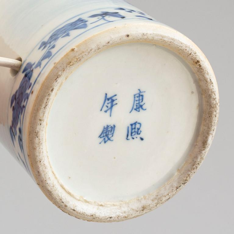 A pair of blue and white vases converted into table lampts, Qing dynasty, late 19th century.
