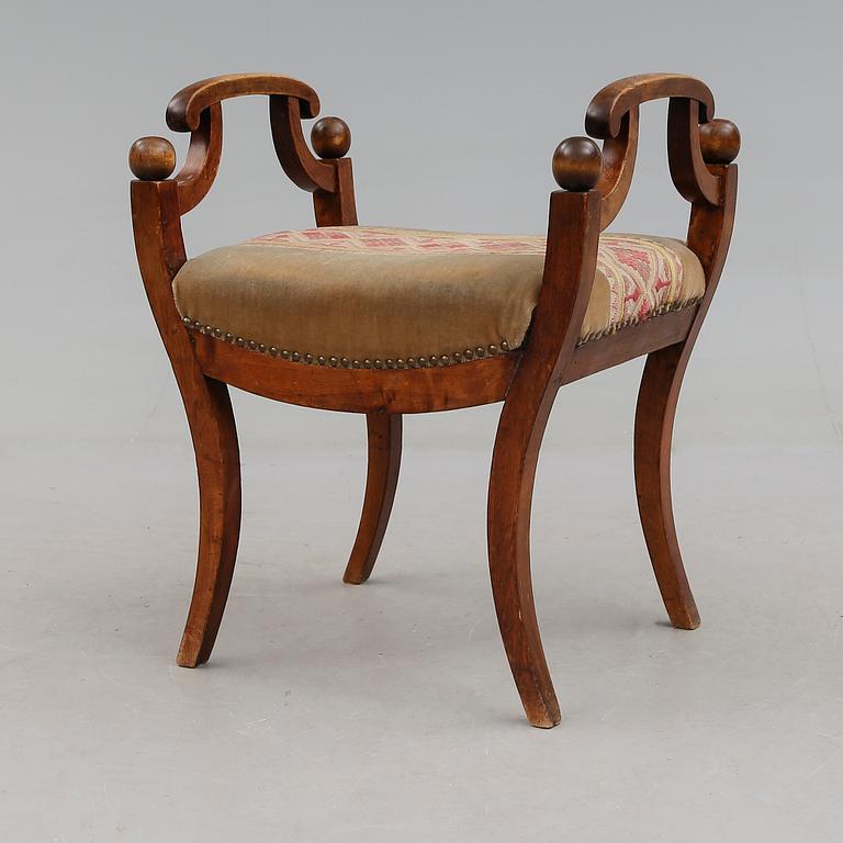 TABURETT, Karl Johan, 1800-talets mitt.
