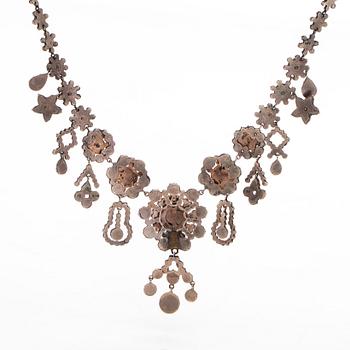 Collier och brosch, viktorianska, cabochon- och rosenslipade granater, silver.