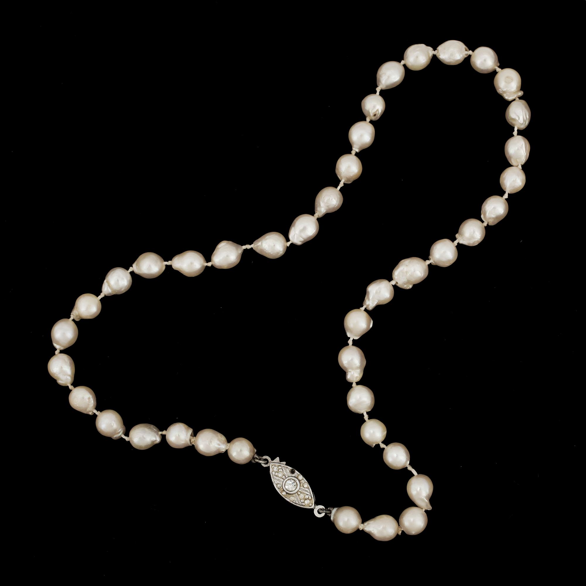 COLLIER, odlade pärlor med lås i sterlingsilver.