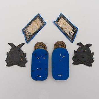 PARTI EPÅLETTER, TECKEN OCH KNAPPAR, cirka 65 st, Finland, 1900-talets första hälft/-mitt.