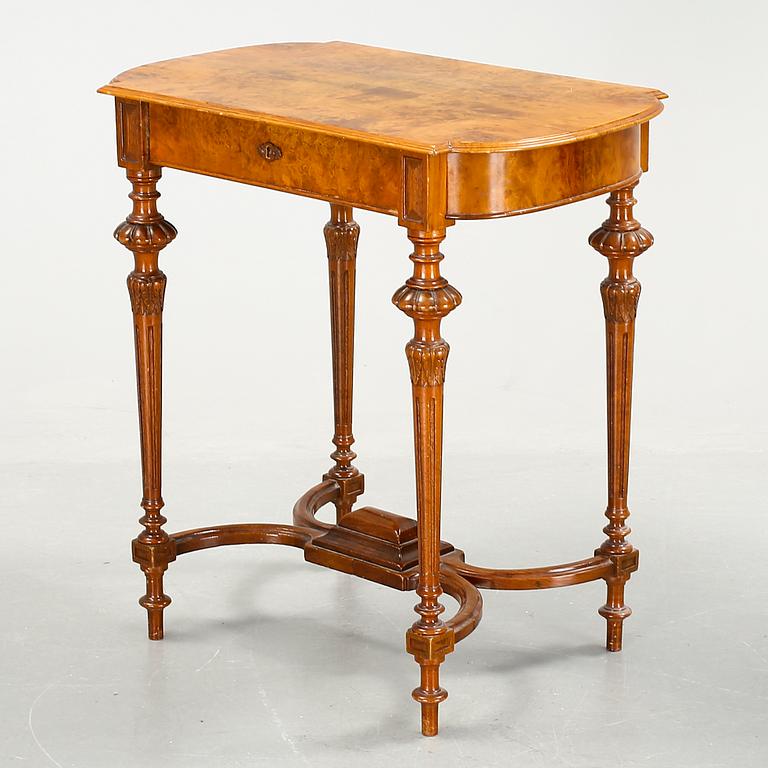 BORD, fanerat i alrot, 1800-talets slut.