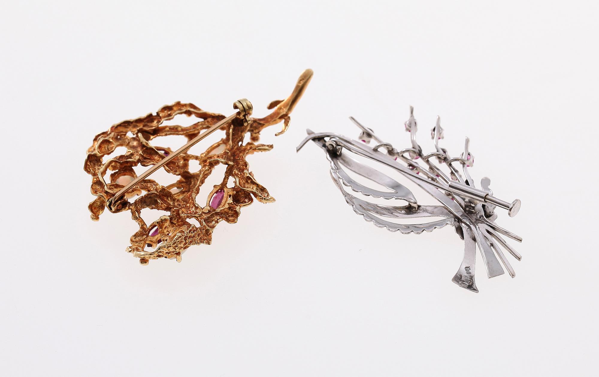 BROSCHER, 2 st, 14 K guld med stenar. Ca 23 g.
